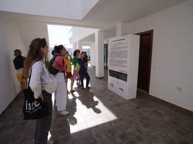 Des étudiants de l'IESA découvrent l'exposition photo "La maison qui m'habite encore" d'Assmaa Akhannouch
